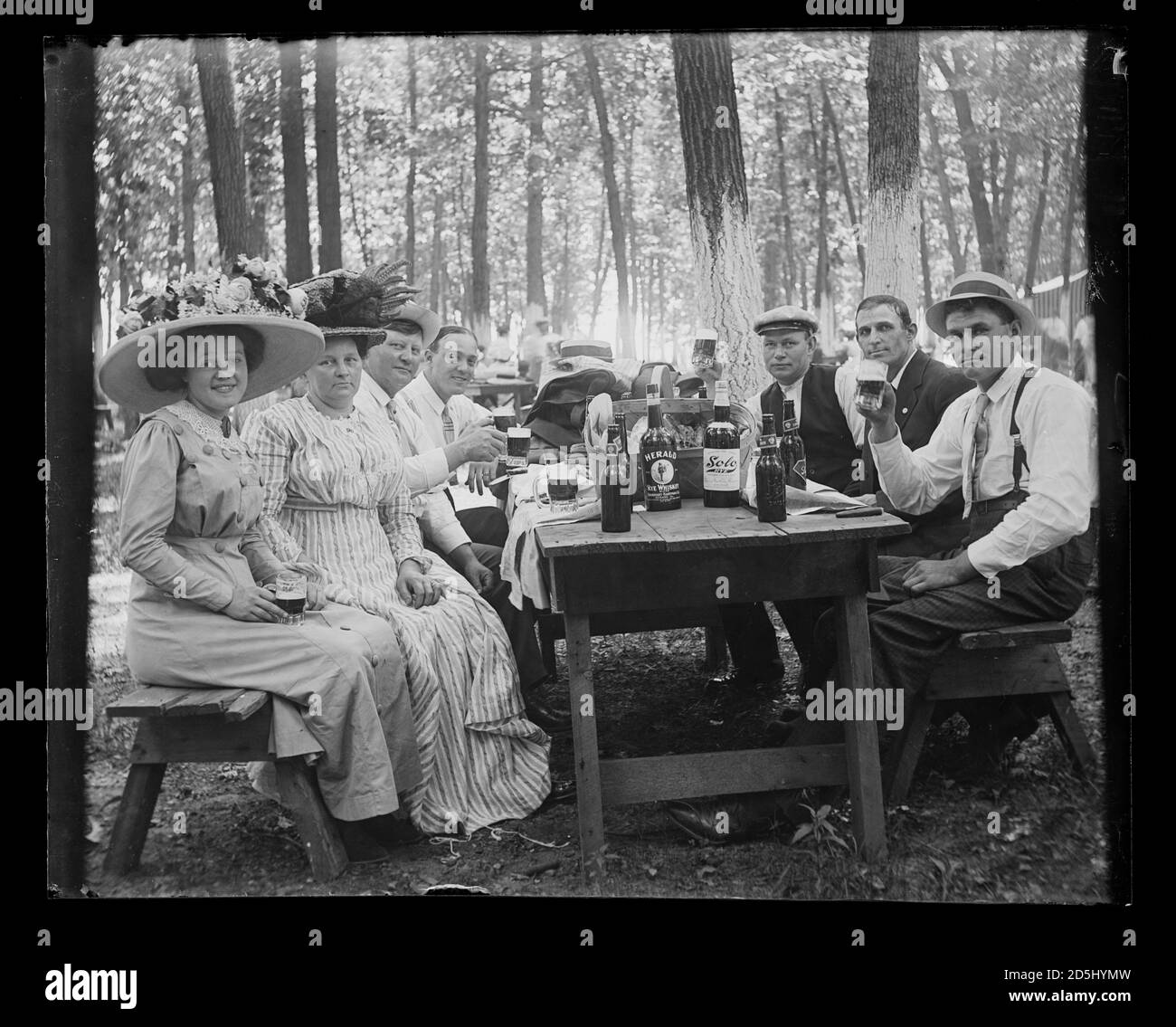 Männer und Frauen, die ein Picknick machen und Alkohol trinken in South Chicago, Chicago, Illinois, um 1910. Stockfoto