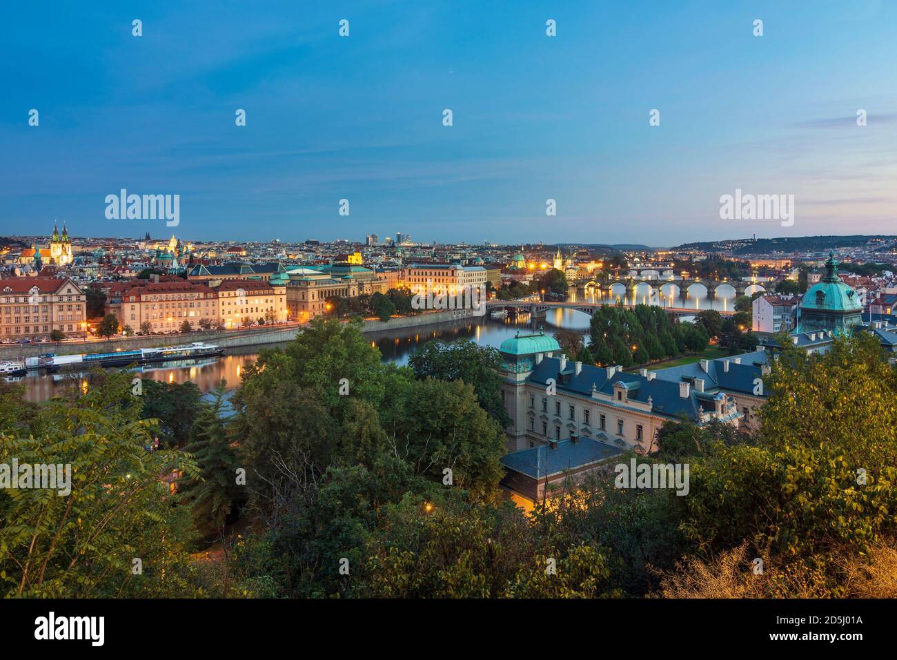 Praha: Blick vom Letna Park auf die Moldau und das Stadtzentrum, vorne die Straka Akademie (auf Tschechisch: Strakova akademie) als Sitz der Gove Stockfoto