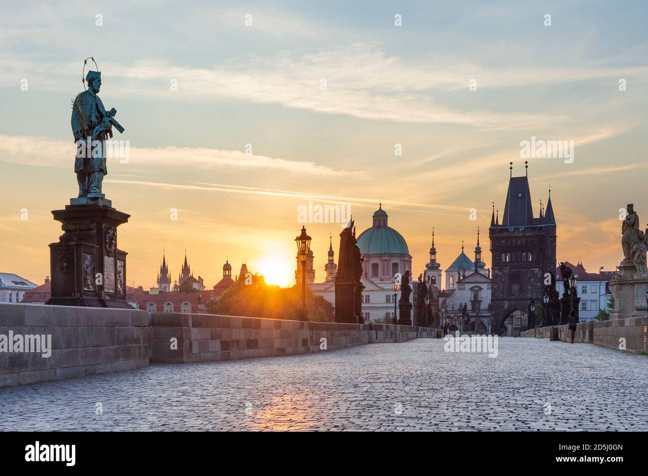 Praha: Karlsbrücke (Karlův Most, Karlsbrücke), Altstädter Brückenturm (Staroměstská mostecká věž), Sonnenaufgang in der Moldau, Praha, Prag, Prag, Prag, C Stockfoto