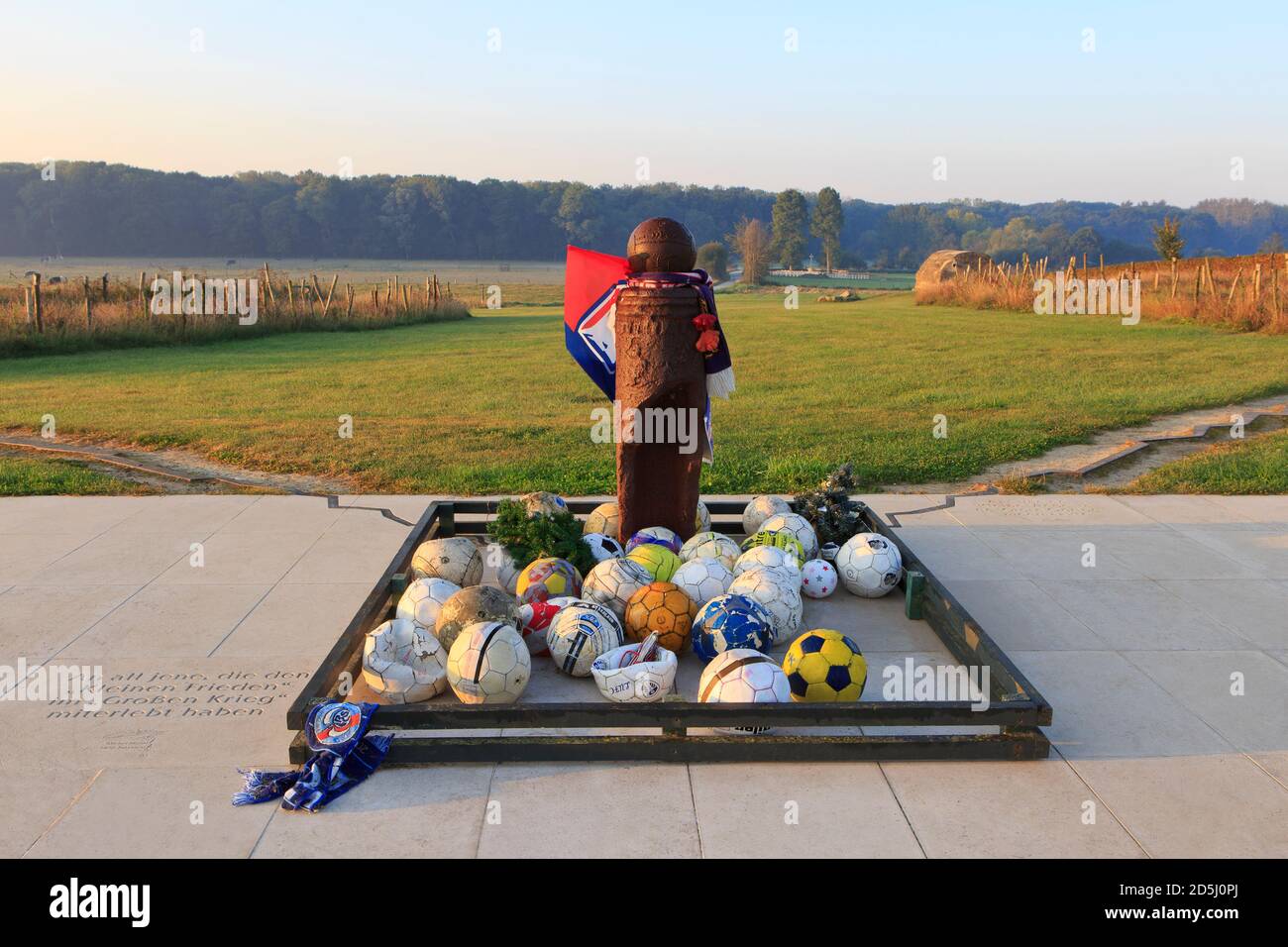 Der erste Weltkrieg 1914 Weihnachts-Waffenstillstandsdenkmal in Comines-Warneton, Belgien im Morgengrauen Stockfoto