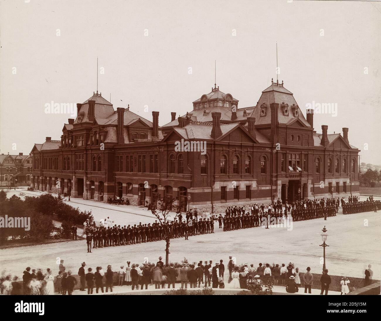 Illinois National Guard vor dem Arcade-Gebäude in Pullman, Illinois während des Pullman Strike 1894. Stockfoto