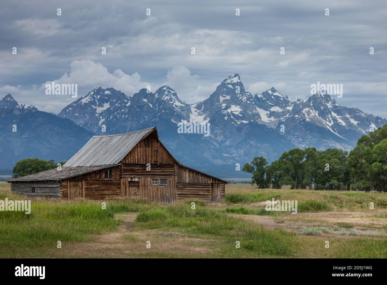 Die alte Holzscheune auf dem T.A. Molton Gehöft in der Mormon Row im Grand Teton National Park mit der Teton Range dahinter. Wyoming, USA. Stockfoto
