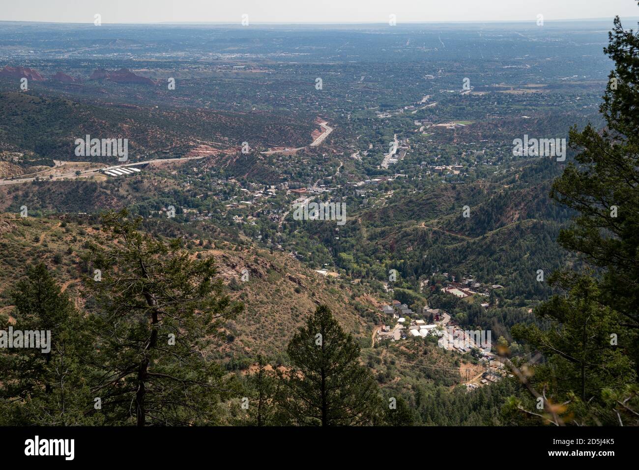 Mit Blick auf die Stadt Manitou Springs Colorado, vom Barr Trail zum Pikes Peak, an einem trüben, rauchigen Tag Stockfoto
