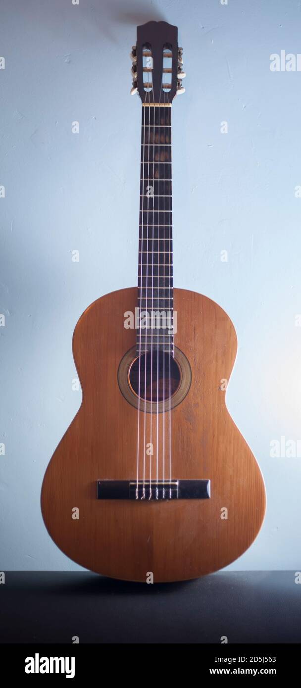 Schöne spanische klassische Gitarre, isoliert auf einem kühlen blauen Hintergrund Stockfoto