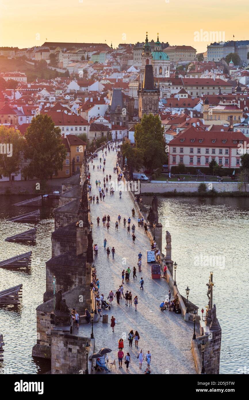 Praha: Karlsbrücke (Karlův Most, Karlsbrücke), Moldau, Blick auf die Kleinseite, Blick vom Altstädter Brückenturm (Staroměst Stockfoto