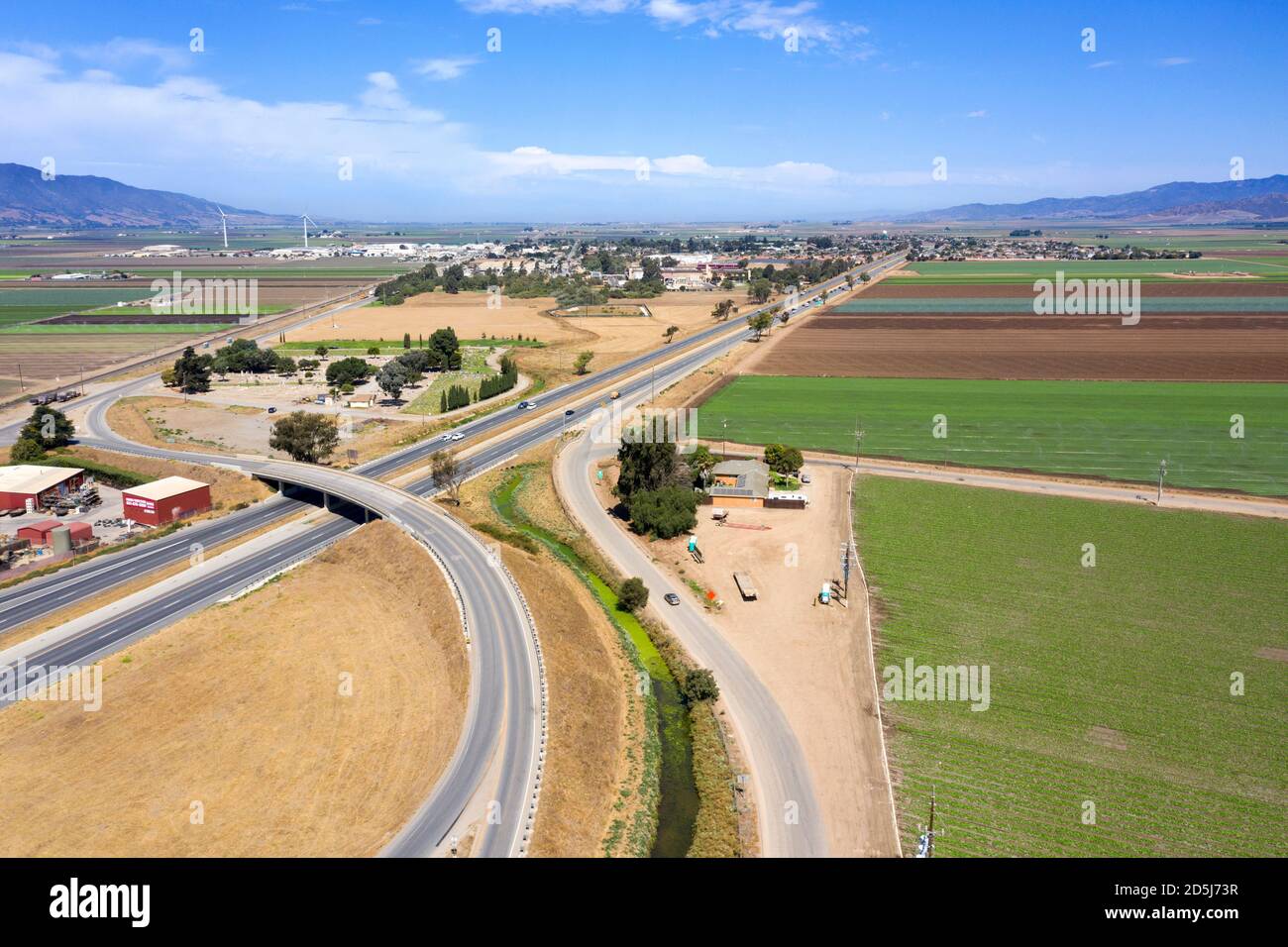 Luftaufnahme des Highway 101 nach Norden in Richtung Gonzales, Kalifornien im Salinas Valley Stockfoto