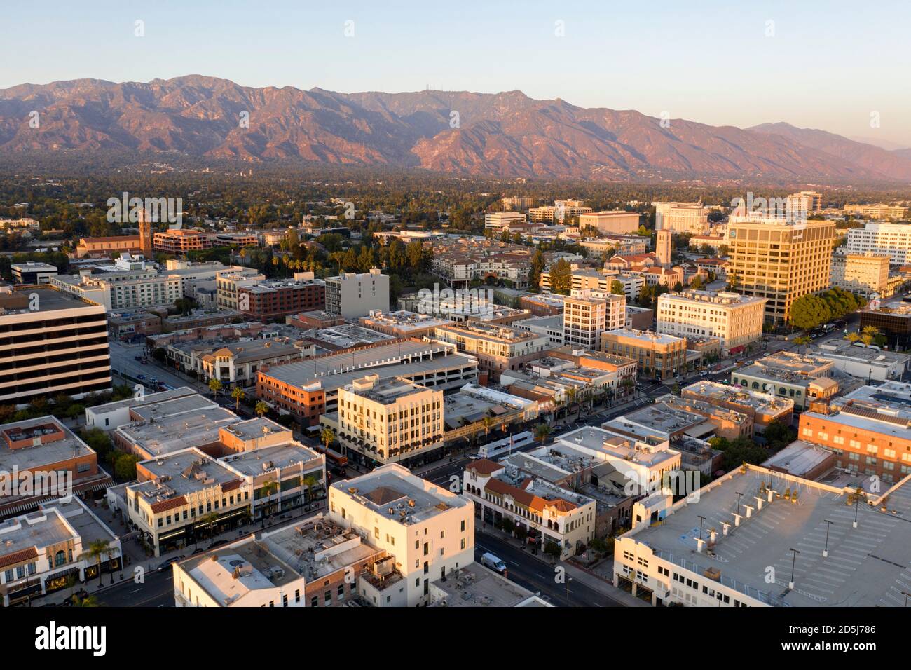 Luftaufnahme der Innenstadt von Pasadena, Kalifornien bei Sonnenuntergang mit den San Gabriel Mountains Stockfoto