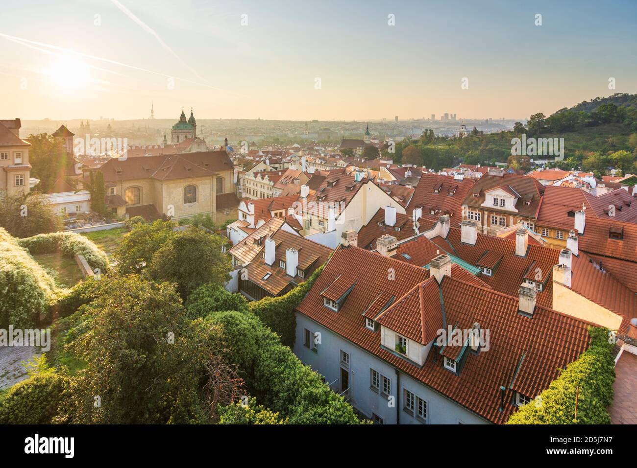 Praha: Blick von den Prager Schlossgärten auf die Nikolaikirche, Stadtzentrum in Hradcany, Burgviertel, Praha, Prag, Prag, Tschechien Stockfoto