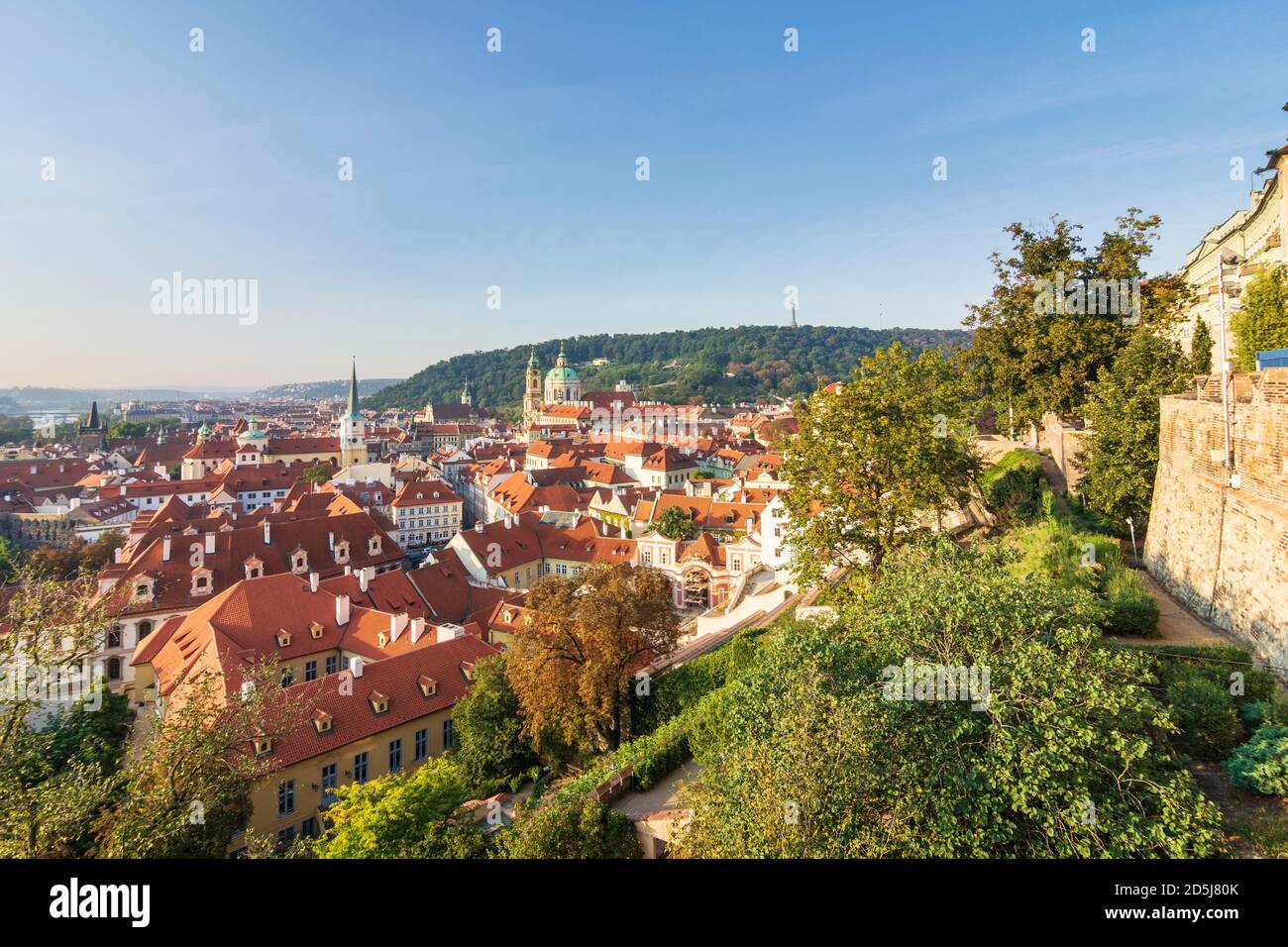 Praha: Blick von der Prager Burg zum Stadtteil Mala Strana (Kleinseite), St. Thomas' Kirche, St. Nicholas Kirche, und Petrin Hügel in Hradcany, Castle Dist Stockfoto