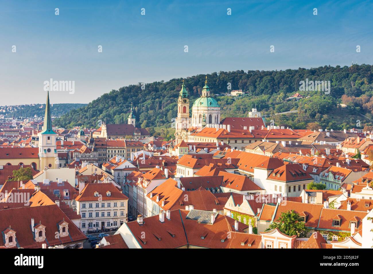 Praha: Blick von der Prager Burg zum Stadtteil Mala Strana (Kleinseite), St. Thomas' Kirche, St. Nikolaus Kirche in Hradcany, Castle District, Praha, Prag Stockfoto