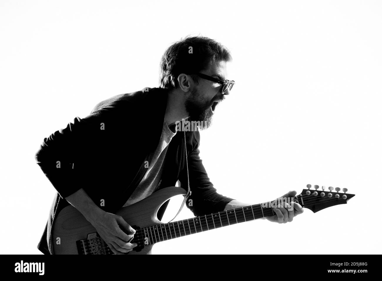 Männlicher Musiker mit Gitarren-Rockstar, der Unterhaltungsprogramm aufführt Stockfoto