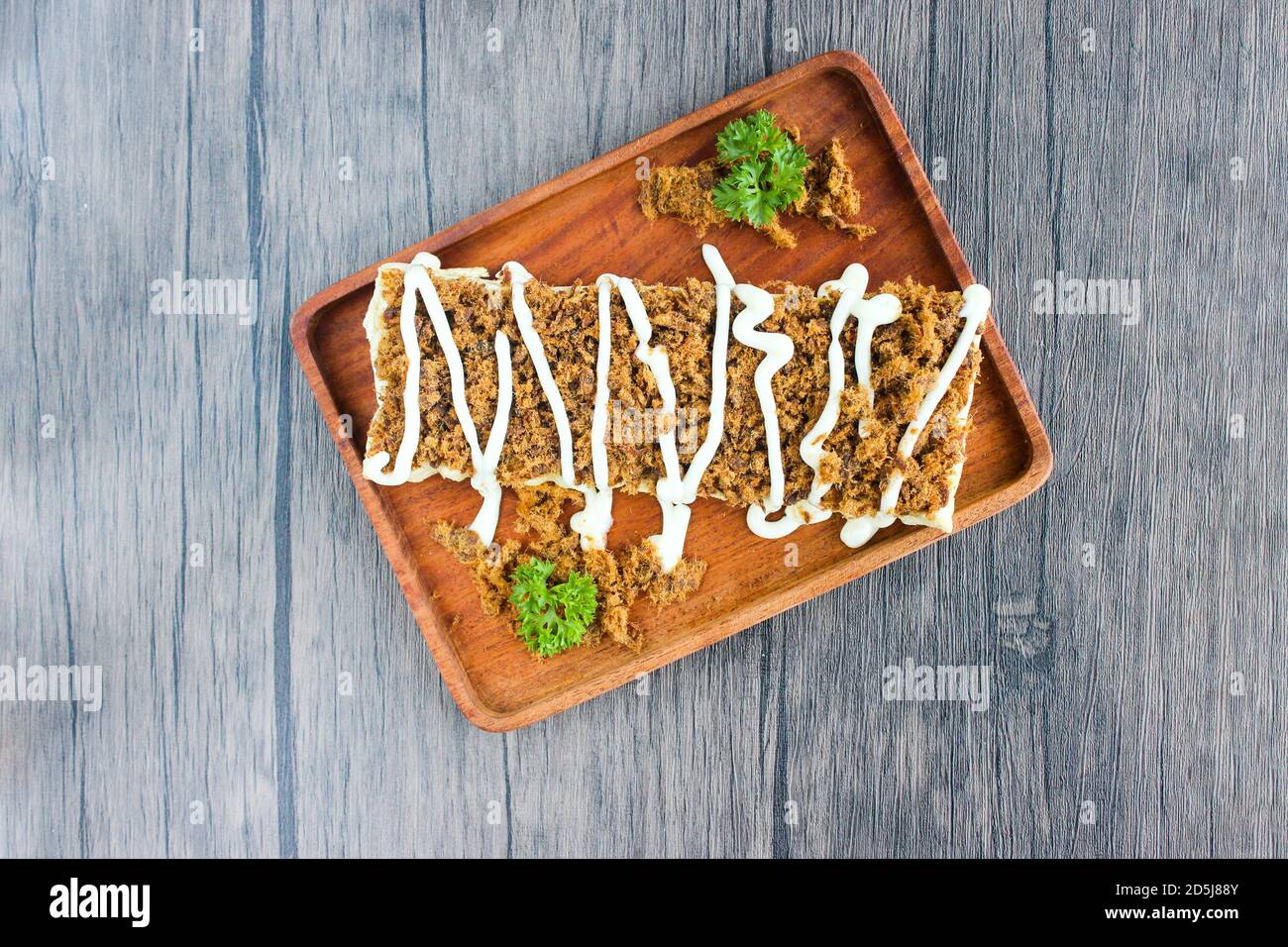 Vorderansicht Toast mit geschreddertem Rindfleisch gekrönt mit Mayonnaise. Serviert auf Holztabletts. Stockfoto