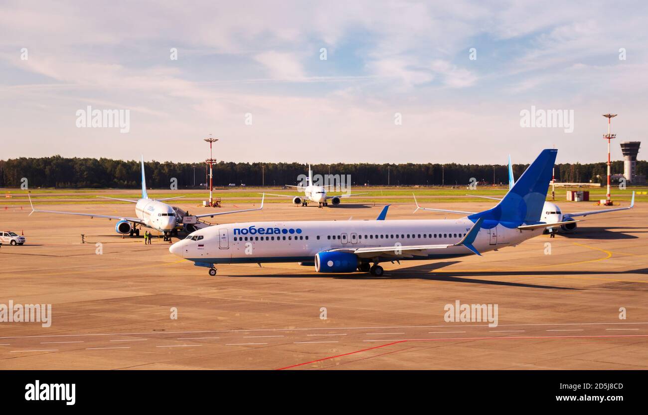 MOSKAU, RUSSLAND - 08 22 2020: Boeing 737 der russischen Low-coster Pobeda im Vnukovo International Airport. Pobeda ist eine hundertprozentige Tochtergesellschaft von Aeroflot Stockfoto