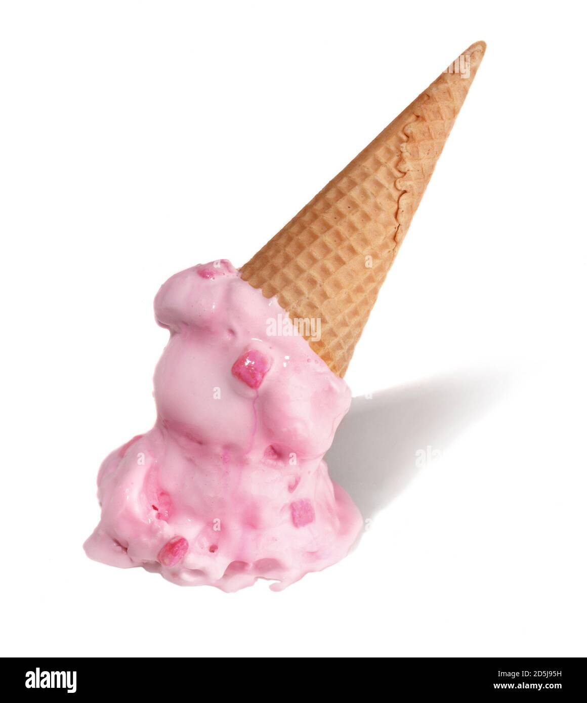 Schmelzende rosa Blase Gummi Eis Kegel auf den Kopf nach unten fotografiert Auf weißem Hintergrund Stockfoto