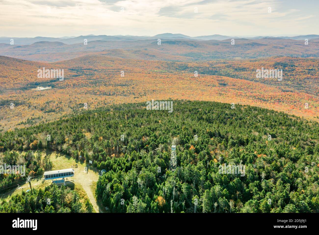 Luftbild des Okemo Mountain im Herbst und des Feuerturms, Ludlow, Vermont Stockfoto