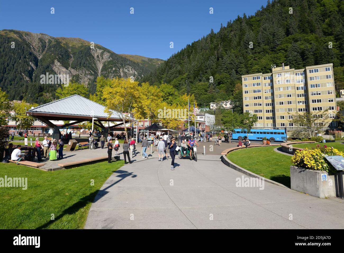Marine Park in Juneau Downtown in Alaska. Mehrere Touristen besuchen Juneau an einem sonnigen Herbsttag. Stockfoto