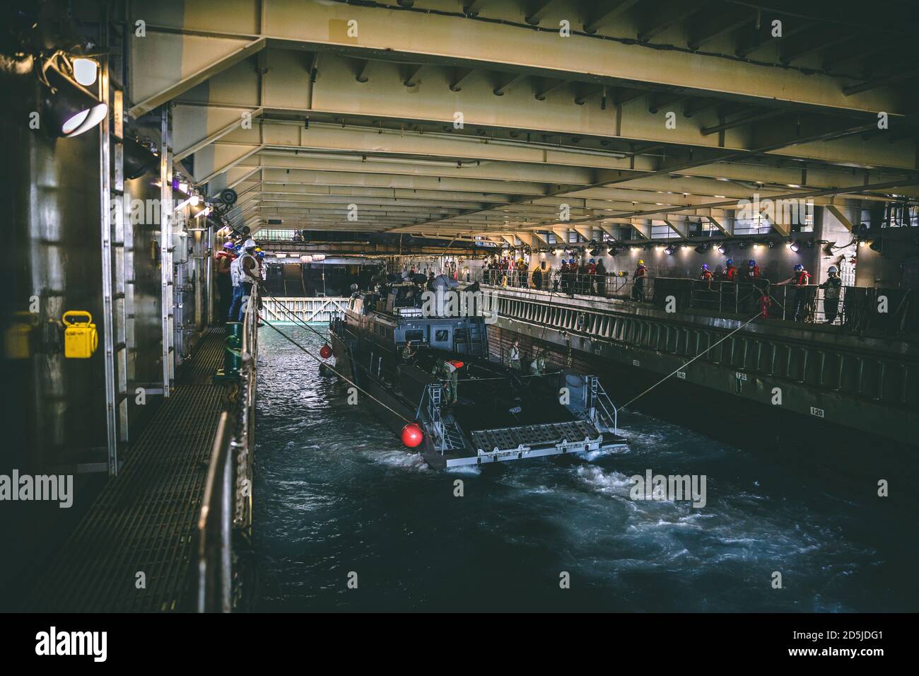 (PHILIPPINISCHES MEER 6. Oktober 2020) EIN Patrouillenboot (PB) Mk VI, das dem Kommandanten, Task Force 75 (CTF 75) zugewiesen wurde, begibt sich auf das Amphibiendock-Landungsschiff USS Comstock (LSD 45). Maritime Expeditionary Security Force und explosive Ordnance Disposal Mobile Unit Segler beauftragt Commander, Task Force 75 (CTF 75) einschiffte und führen integrierte Küstenschifffahrt-Sicherheitsoperationen von der amphibischen Dock Landungsschiff USS Comstock (LSD 45) Mit den Marines und Matrosen bereits als Task Force Ellis von I Marine Expeditionary Force eingesetzt. PB Mk VI bietet verbesserte Fähigkeiten für amphibische Kriegsschiffe A Stockfoto