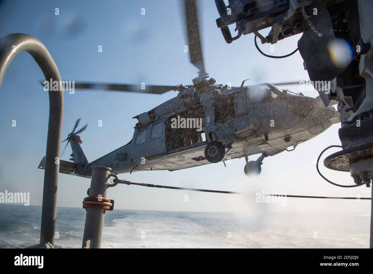 201011-A-FC661-1123 ARABISCHER GOLF (OKT. 11, 2020) - EIN MH-60S Seahawk Helikopter, der an Helicopter Sea Combat Squadron (HSC) 26 befestigt ist, nähert sich einem Mark VI Patrouillenboot während einer Evakuierungsübung für Opfer im Arabischen Golf, Oktober 11. HSC 26 wird in den 5. Flottenbereich der USA eingesetzt, um Marinestörungen zu unterstützen, um die maritime Stabilität und Sicherheit in der Zentralregion zu gewährleisten und das Mittelmeer und den Pazifischen Ozean durch den westlichen Indischen Ozean und drei strategische Engpässe mit dem freien Fluss des globalen Handels zu verbinden. (USA Armee Foto von SPC. Joshua Durant) Stockfoto