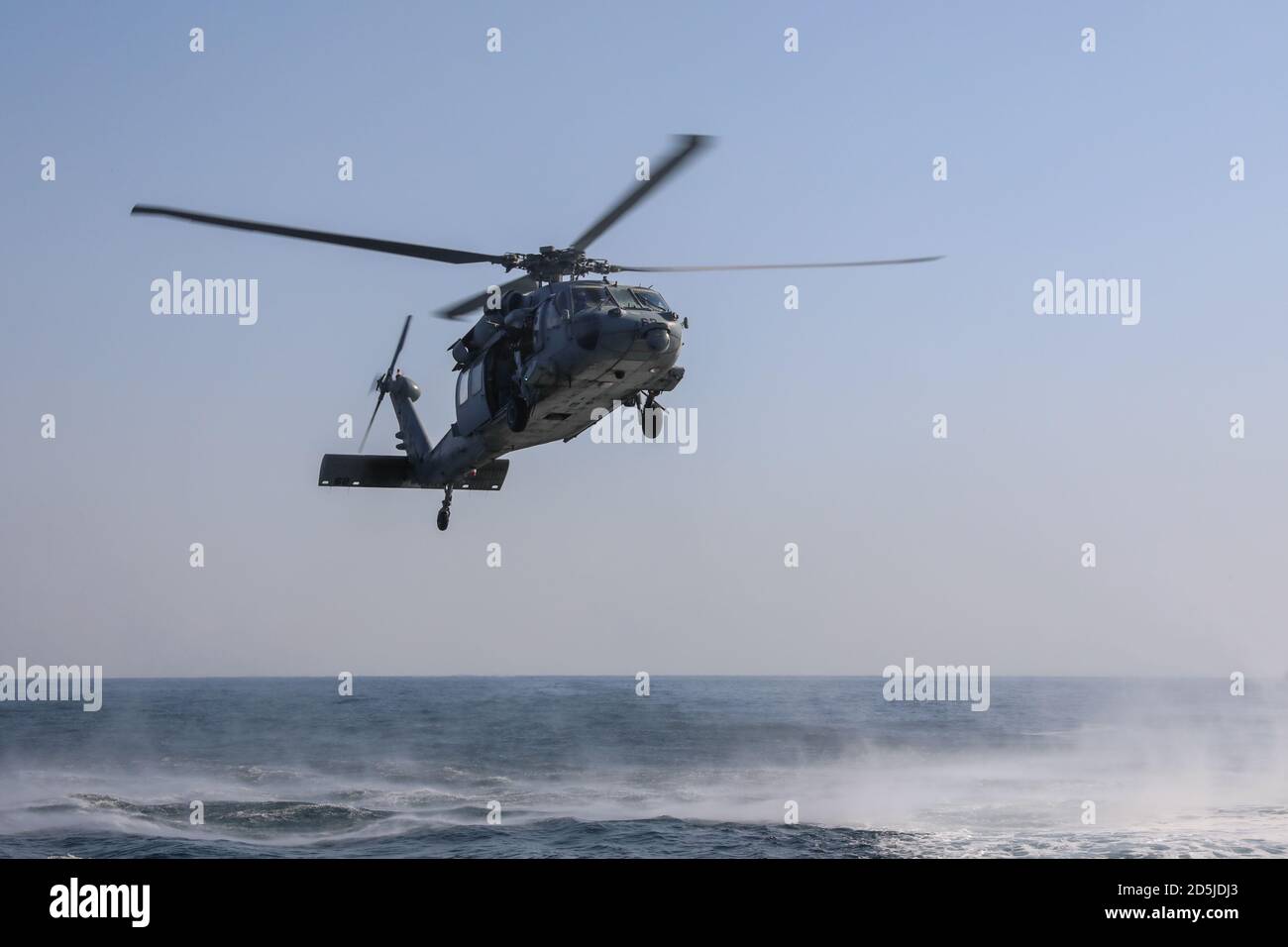 201011-A-RX269-1195 ARABISCHER GOLF (OKT 11, 2020) - EIN MH-60S Seahawk Hubschrauber, befestigt an Helicopter Sea Combat Squadron (HSC) 26, nähert sich einem Mark VI Patrouillenboot, nicht abgebildet, während einer Verunglückungsübung im Arabischen Golf, Oktober 11. HSC 26 wird in den 5. Flottenbereich der USA eingesetzt, um Marinestörungen zu unterstützen, um die maritime Stabilität und Sicherheit in der Zentralregion zu gewährleisten und das Mittelmeer und den Pazifischen Ozean durch den westlichen Indischen Ozean und drei strategische Engpässe mit dem freien Fluss des globalen Handels zu verbinden. (Foto der US-Armee von SPC. William Gore) Stockfoto