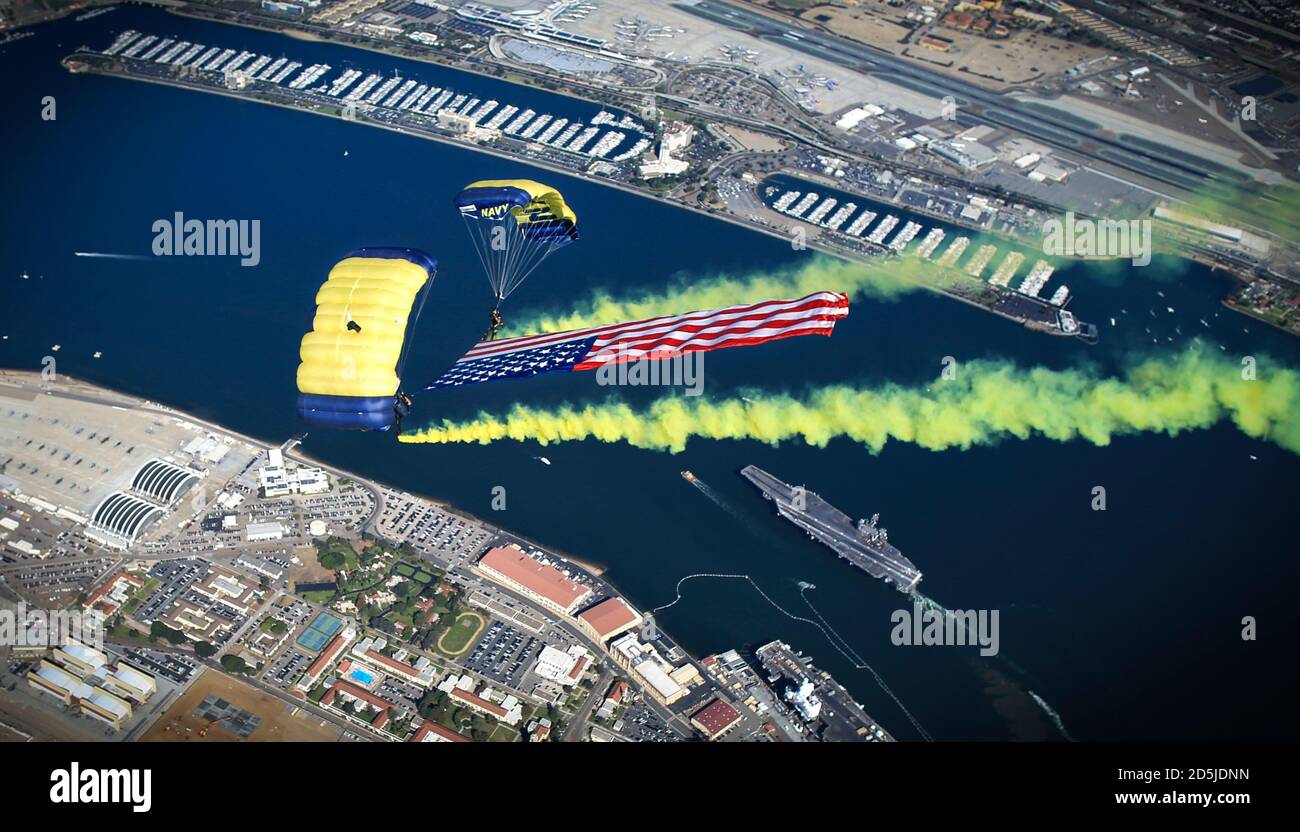 Mitglieder des US Navy Fallschirmsprungs-Teams, die Leap Frogs, führen einen Demonstrationssprung in die Naval Air Station North Island zur Unterstützung des 245. Navy Birthday am 13. Oktober 2020 durch. Das Navy Fallschirmteam begann 1969, als Navy Seals und Underwater Demolition Team (UDT) Mitglieder freiwillig auf Wochenend-Flugshows waren. Das Team wurde offiziell beauftragt, die Leap Frogs im Jahr 1974 von der Chef der Naval Operations mit der Mission, Navy Exzellenz in den Vereinigten Staaten zu demonstrieren. (USA Navy Foto von Jim Woods/veröffentlicht) Stockfoto