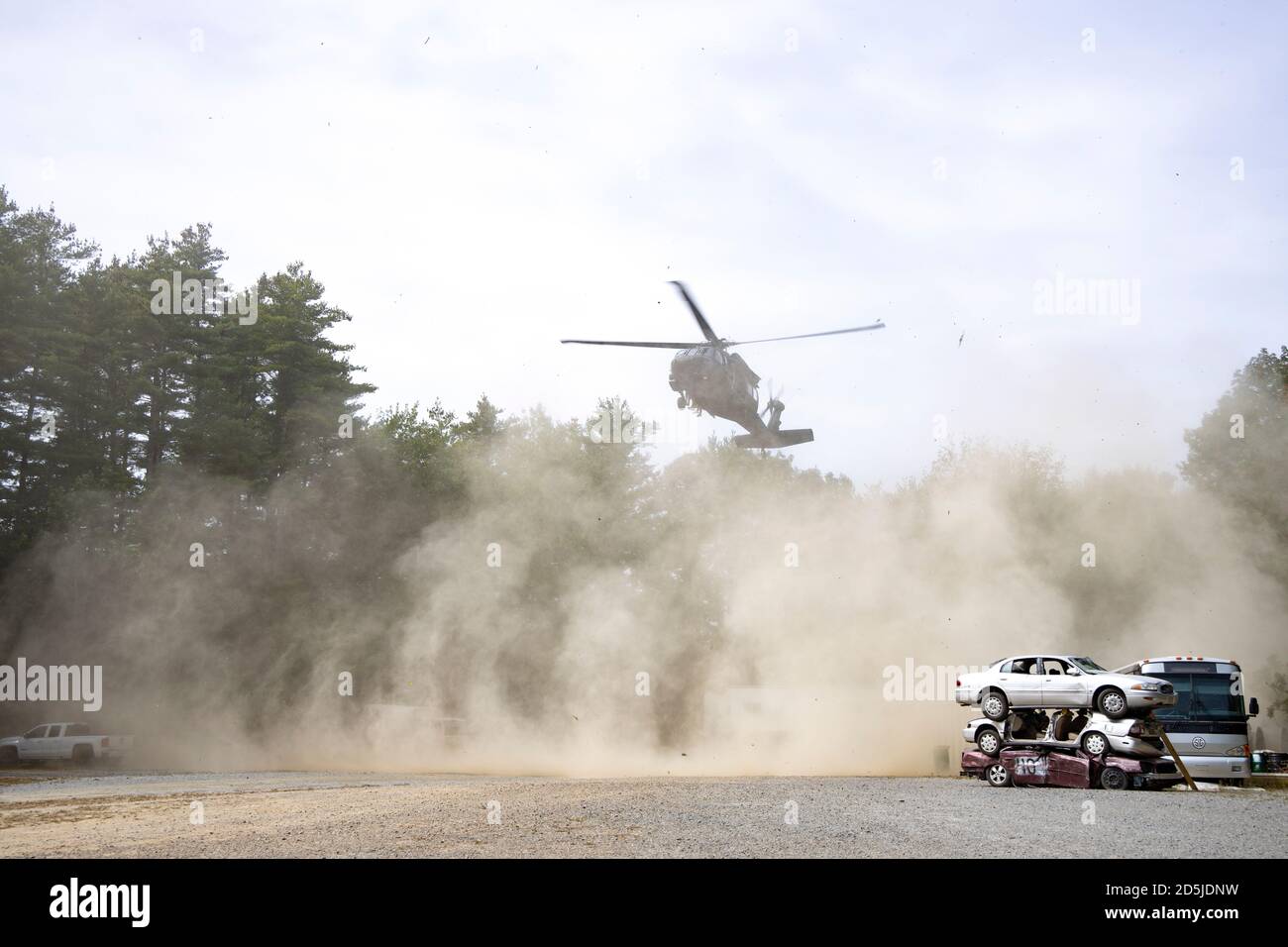 US Army National Guard Aircrews fliegen zwei UH-60 Black Hawks, die dem 1-126th Aviation Regiment zur Unterstützung der Special Operations Forces Training, September 18, 2020, von Rhode Island zugeordnet sind. Die Luftbesatzung unterstützte die täglichen Flugtrainingsoperationen. (Air National Guard Fotos von Tech. Sgt. Deirdre Salvas) Stockfoto