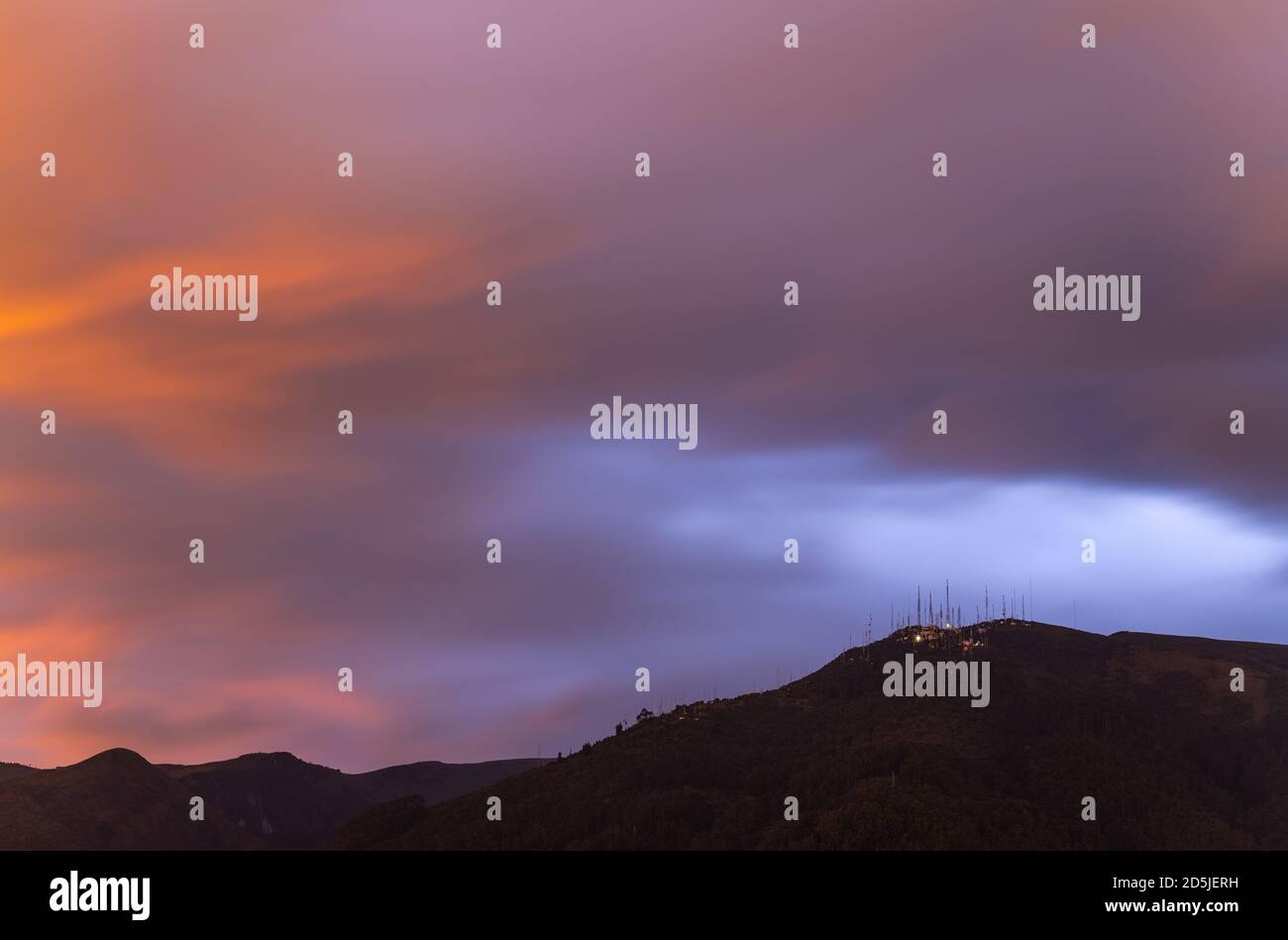 Langzeitbelichtung des Vulkans Pichincha bei Sonnenuntergang, Quito, Ecuador. Stockfoto