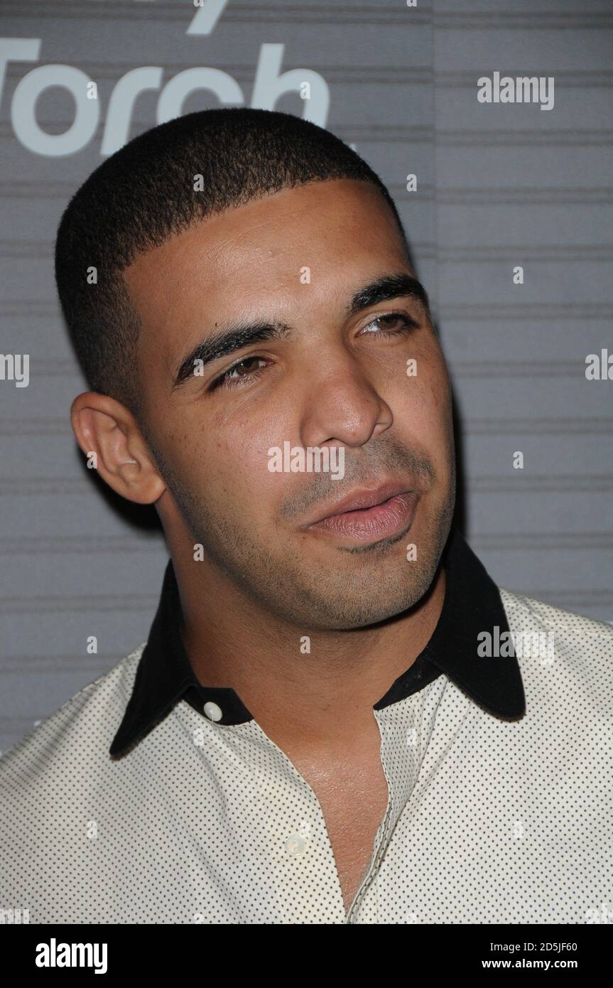 Drake auf der BlackBerry Torch Launch Party, Wilshire Boulevard, Los Angeles, CA 8/11, 2010. Stockfoto