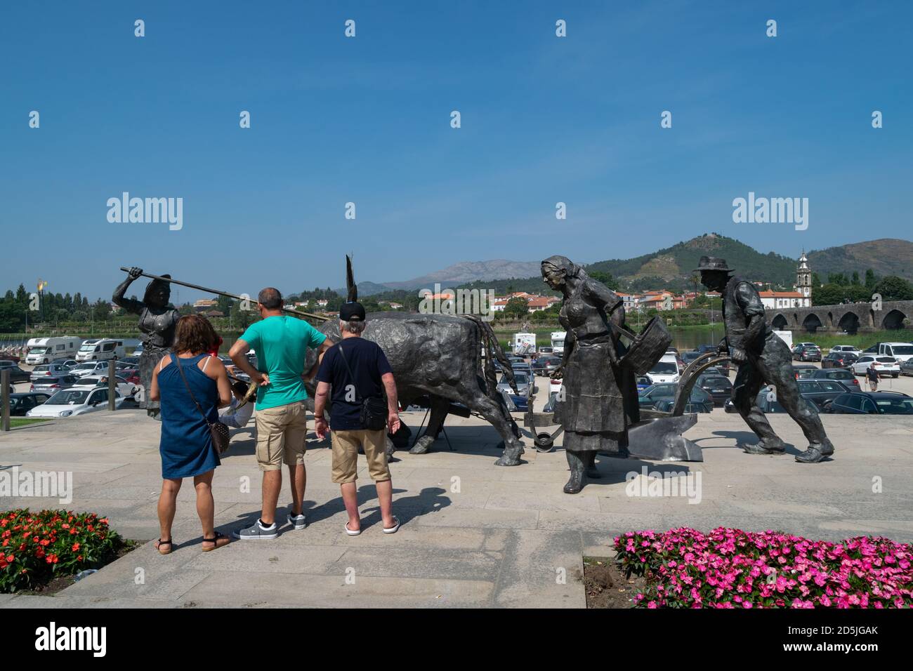 Familie Ponte de Lima mit Blick auf Alegoria às Feiras Novas E AO Folclore Denkmal Stockfoto