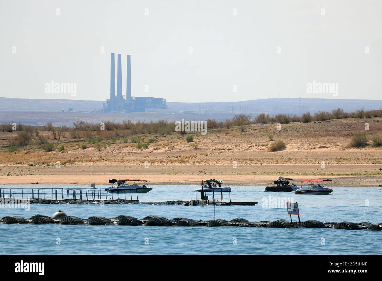 Page, Arizona, USA. August 2020. Die Navajo Generating Station vom Lake Powell aus gesehen, in der Nähe von Page, Arizona. Eines der größten Kohlekraftwerke im Westen schloss 2019 wie geplant. Die Station ist seit Jahrzehnten im Nordosten Arizonas nahe der Grenze zu Utah tätig und bietet der Navajo Nation Einnahmen. Sowohl der Navajo als auch der benachbarte Stamm Hopi profitieren von der Mine Kayenta, die das 2,250-Megawatt-Kraftwerk speist und die Kohle auf einer Eisenbahnlinie transportiert. Lake Powell ist ein künstlich anmalten Stausee am Colorado River im Glen Canyon National Recreation Area und erstreckt sich über die 2 westliche Straße Stockfoto