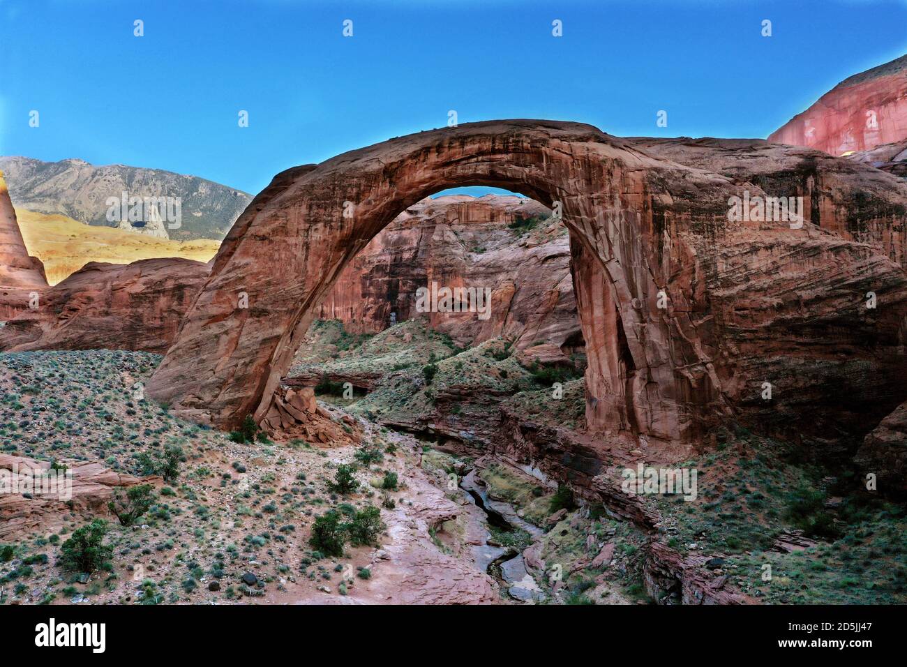 Lake Powell, Arizona, USA. August 2020. Die natürliche Felsenbogenspannweite des Rainbow Bridge National Monument. Lake Powell ist ein künstlich anmalten Stausee am Colorado River im Glen Canyon National Recreation Area und erstreckt sich über zwei westliche Staaten Utah und Arizona. Es ist ein wichtiger Urlaubsort, der sich vom Beginn des Grand Canyon in Arizona bis in den Süden Utahs erstreckt. Das Glen Canyon National Recreation Area ist mit malerischen Aussichten, einzigartiger Geologie und 10,000 Jahren menschlicher Geschichte geschmückt. Zu den Aktivitäten gehören Bootfahren, Angeln, Wandern. Lake Powell, ist der zweitgrößte Mensch gemacht See in den Vereinigten Staaten, und ich Stockfoto