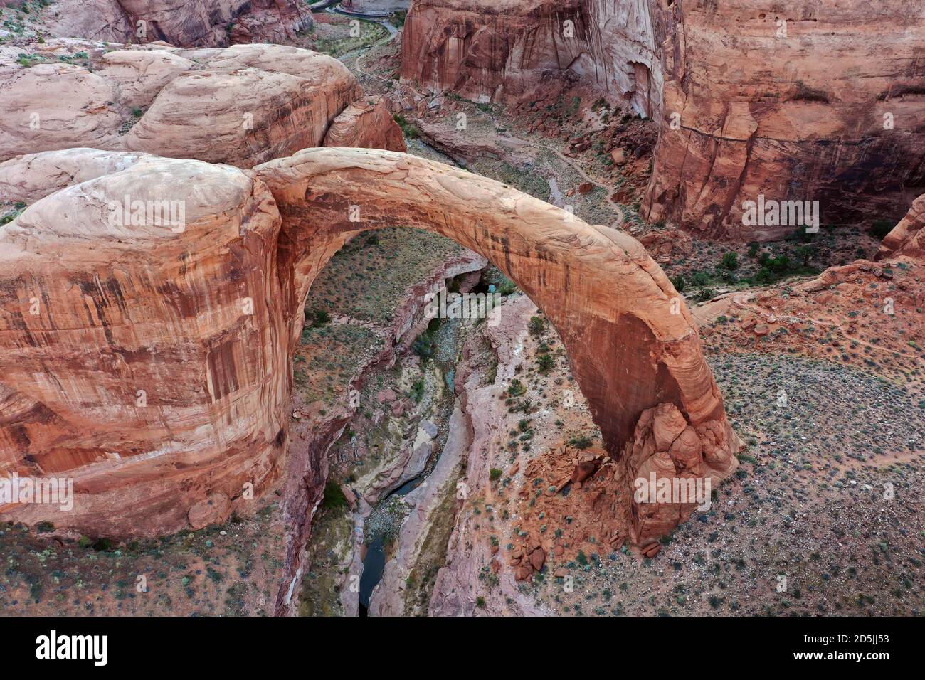Lake Powell, Arizona, USA. August 2020. Die natürliche Felsenbogenspannweite des Rainbow Bridge National Monument. Lake Powell ist ein künstlich anmalten Stausee am Colorado River im Glen Canyon National Recreation Area und erstreckt sich über zwei westliche Staaten Utah und Arizona. Es ist ein wichtiger Urlaubsort, der sich vom Beginn des Grand Canyon in Arizona bis in den Süden Utahs erstreckt. Das Glen Canyon National Recreation Area ist mit malerischen Aussichten, einzigartiger Geologie und 10,000 Jahren menschlicher Geschichte geschmückt. Zu den Aktivitäten gehören Bootfahren, Angeln, Wandern. Lake Powell, ist der zweitgrößte Mensch gemacht See in den Vereinigten Staaten, und ich Stockfoto