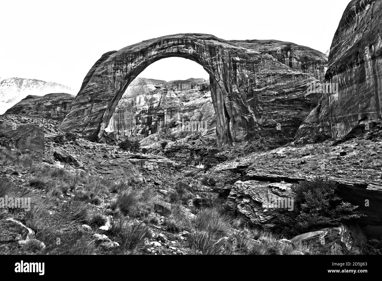 Lake Powell, Arizona, USA. August 2020. Die natürliche Felsenbogenspannweite des Rainbow Bridge National Monument. Lake Powell ist ein künstlich anmalten Stausee am Colorado River im Glen Canyon National Recreation Area und erstreckt sich über zwei westliche Staaten Utah und Arizona. Es ist ein wichtiger Urlaubsort, der sich vom Beginn des Grand Canyon in Arizona bis in den Süden Utahs erstreckt. Das Glen Canyon National Recreation Area ist mit malerischen Aussichten, einzigartiger Geologie und 10,000 Jahren menschlicher Geschichte geschmückt. Zu den Aktivitäten gehören Bootfahren, Angeln, Wandern. Lake Powell, ist der zweitgrößte Mensch gemacht See in den Vereinigten Staaten, und ich Stockfoto