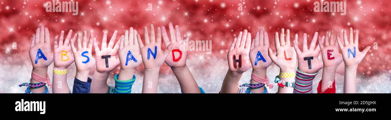 Kinder Hände Abstand Halten Bedeutet Abstand Halten, Rote Weihnachten Hintergrund Stockfoto
