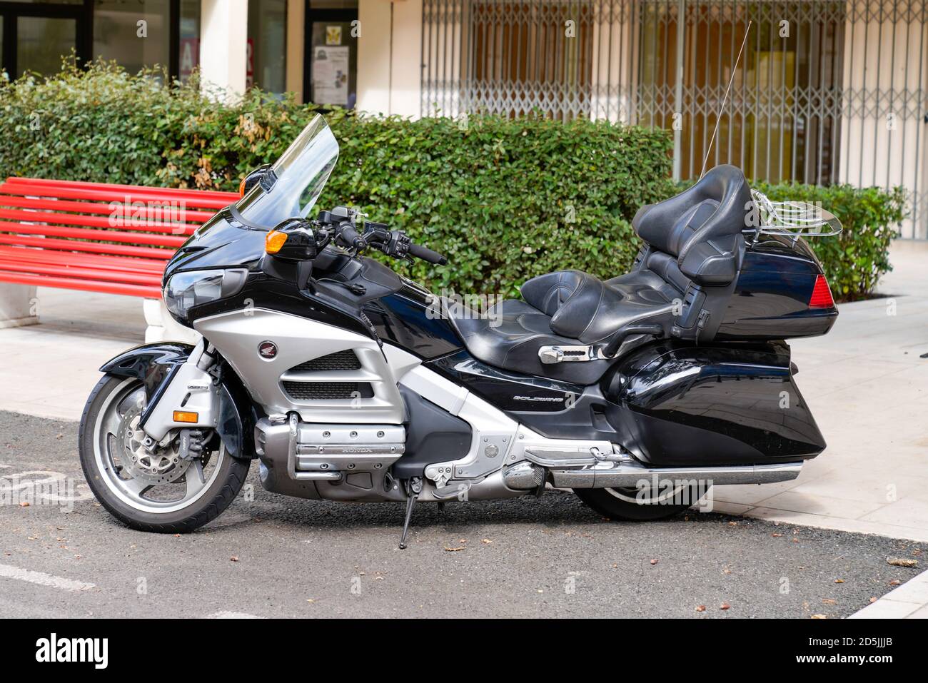 Bordeaux , Aquitaine / Frankreich - 10 10 2020 : Honda Gold Wing Motorrad GL1800 Touring Motorrad in der Straße geparkt Stockfoto