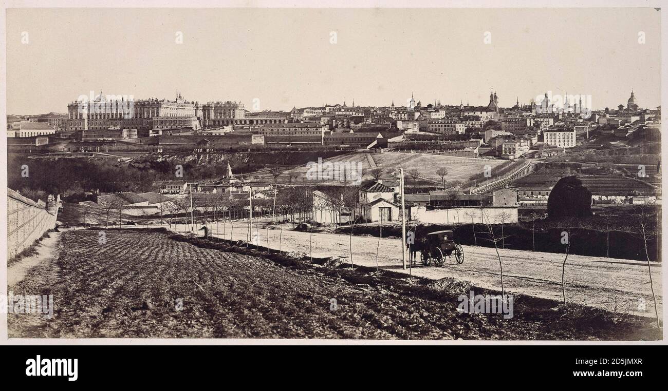 Blick auf Madrid von der Westseite. Auf der linken Seite konnte ein Komplex von Gebäuden der königlichen Stätte von San Lorenzo de El Escorial sehen. Von Charles Clifford Stockfoto