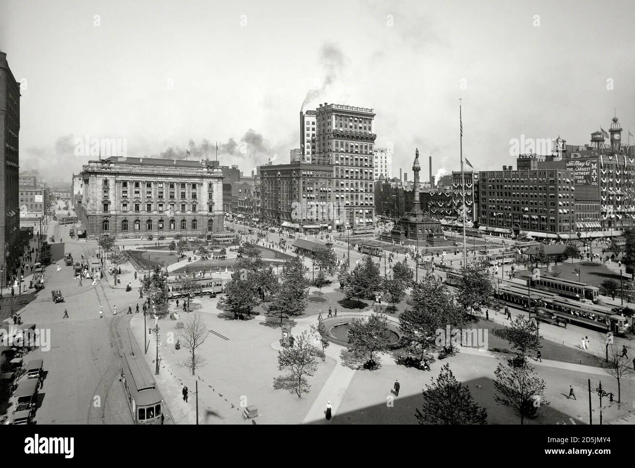 Retro-Postkarte von Cleveland. Öffentlicher Platz - Soldaten- und Matrosendenkmal des Landkreises Cuyahoga. Cleveland, Ohio, USA. 1910er. Stockfoto