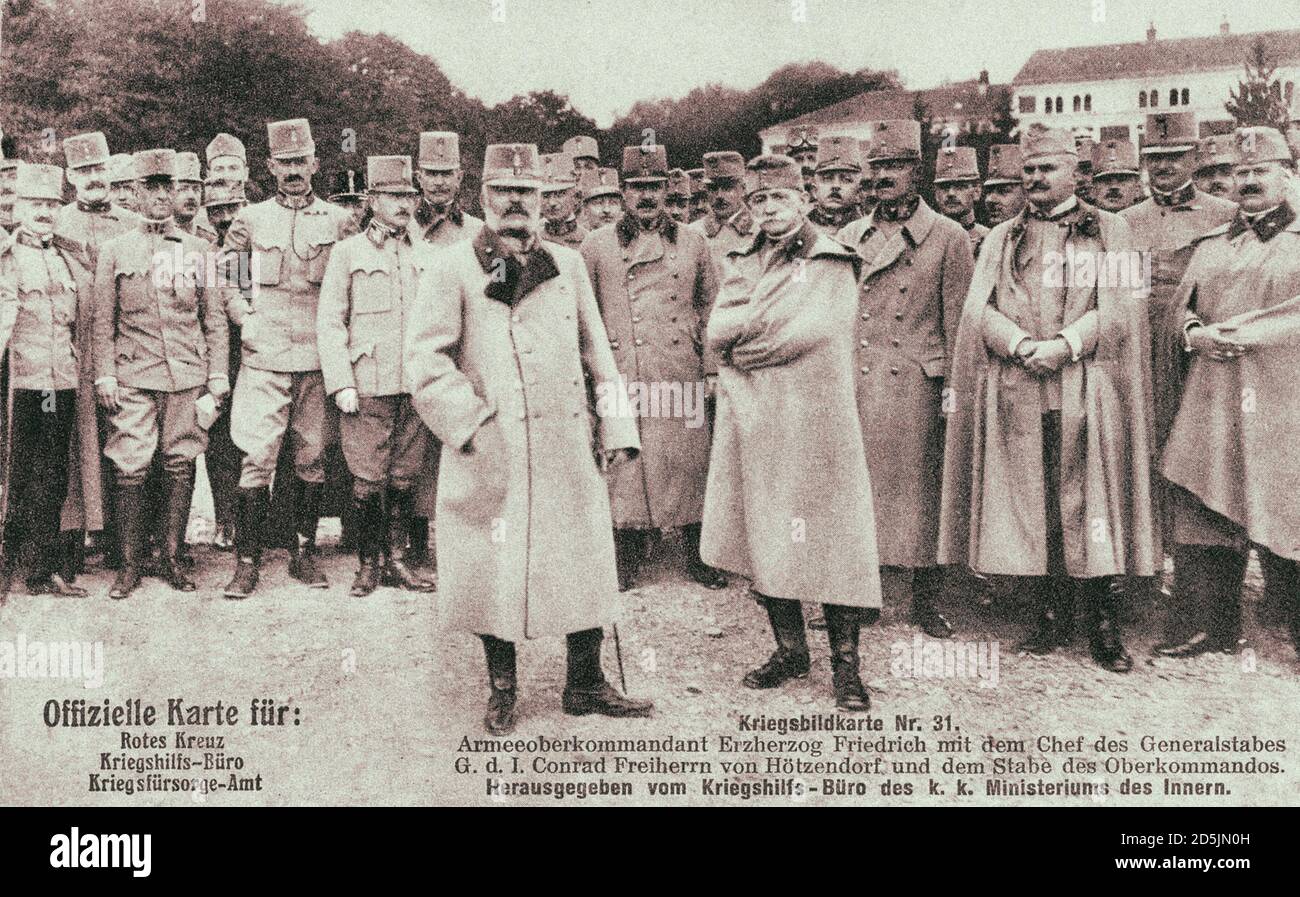 Österreichische Retro-Postkarte des Heerführers Erzherzog Friedrich mit dem Generalstabschef G. D. I. Conrad Freiherrn von Hotzendorf und dem Staf Stockfoto