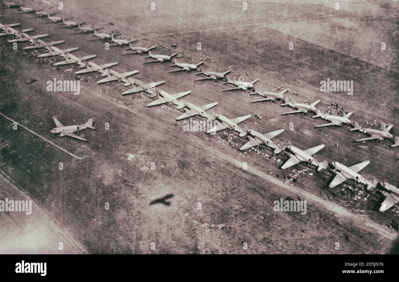 US-Fallschirmjäger der Alliierten werden vor der Operation Market Garden auf C-47 Dakota Flugzeuge verladen. Grait Britain. September 17, 1944 Stockfoto