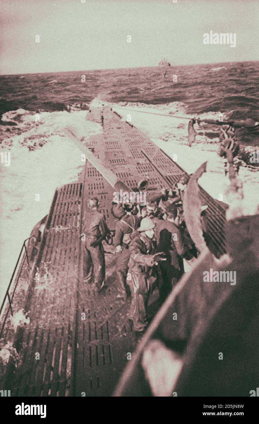 Archivfoto der Artilleristen des deutschen U-Boots U-123 von Die NS-Kriegsmarine bereiten sich auf einen 10.5 mm Abschuss vor L/45 Kanone auf dem Transport Stockfoto