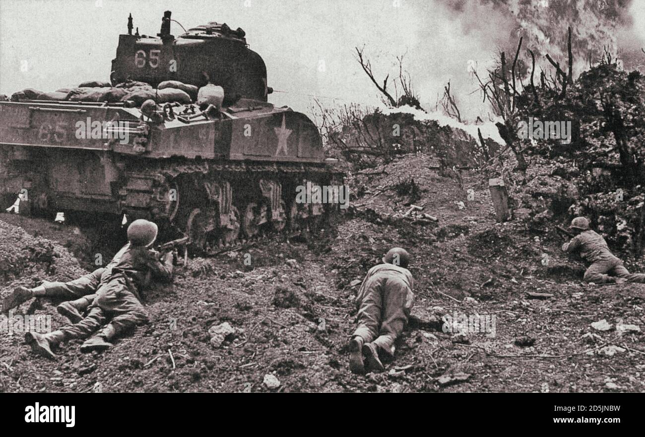 Amerikanische Soldaten unter dem Deckmantel des M4 „Sherman“ Flammenwerfers Tank aus dem 713. Flammenwerfer Tank Bataillon der Marine Korps greifen den Jap an Stockfoto