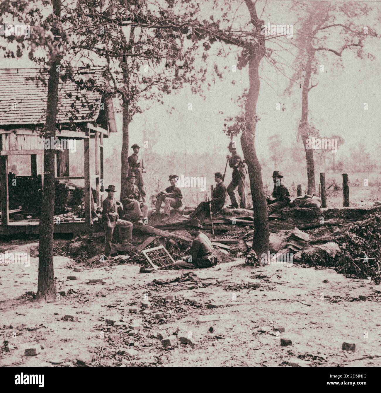 Archivfoto von Pocket Post (Union), Atlanta, GA, November 1864 Foto zeigt eine Gruppe von Soldaten mit ihren Waffen in der Nähe eines Tierheims nach dem Besatzer Stockfoto