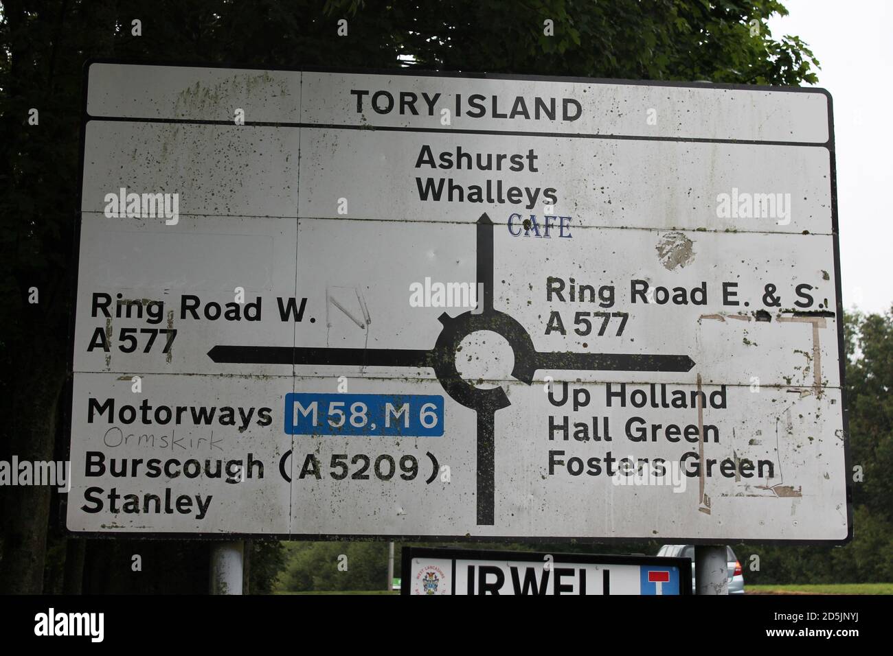 Tory Island Straßenschild, schmuddelige Graffiti Straßenschild, satirische Graffiti mit politischem Sinn für Humor, politischer Kreisverkehr Stockfoto