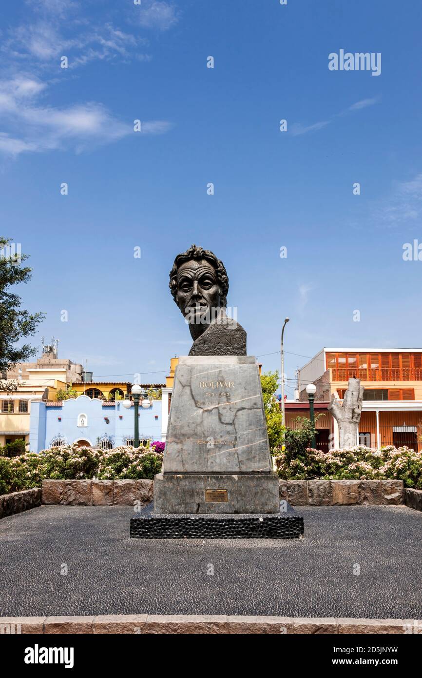 Statue von Simón Bolivar auf der Plaza Bolivar, vom 'Nationalmuseum für Archäologie, Anthropologie und Geschichte Perus', Lima, Peru, Südamerika Stockfoto