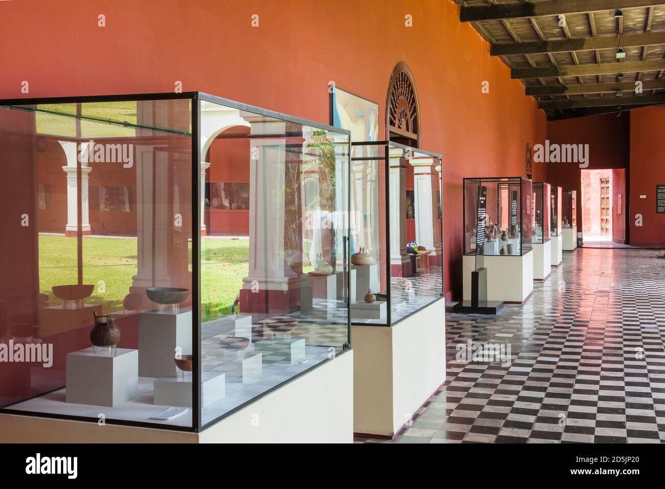 Ausstellungen im Kreuzgang des Hofes, 'Nationalmuseum für Archäologie, Anthropologie und Geschichte Perus', Lima, Peru, Südamerika Stockfoto