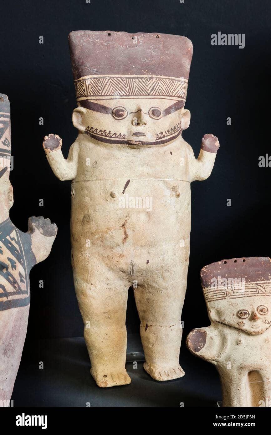 Frauenfigur in voller Länge, chancay-Kultur, 'Nationalmuseum für Archäologie, Anthropologie und Geschichte Perus', Lima, Peru, Südamerika Stockfoto