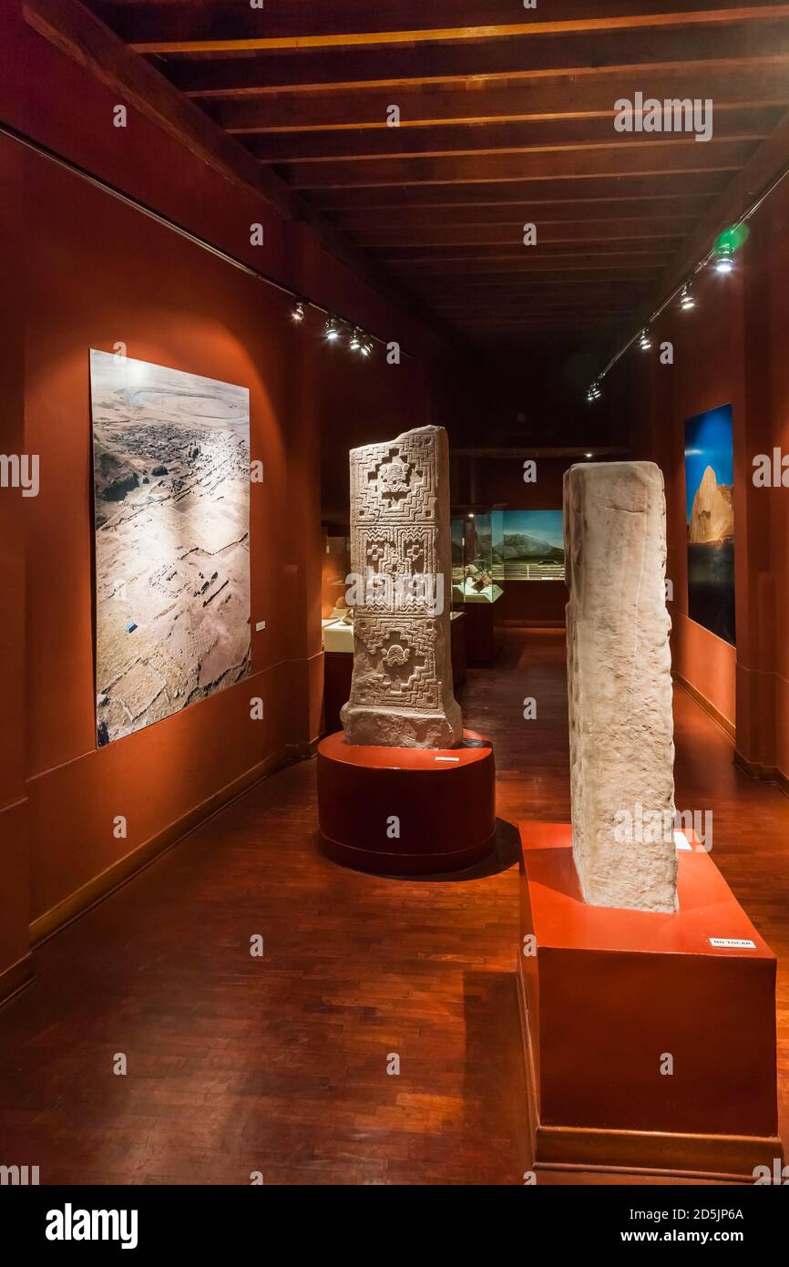 Prägende Zeitungs-Sammlungsgalerie, und Stelen, "Nationales Museum für Archäologie, Anthropologie und Geschichte Perus", Lima, Peru, Südamerika Stockfoto