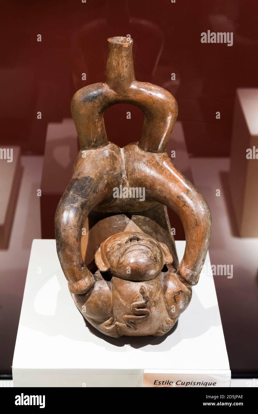 Steigbügelflasche als menschliche Form, Cupisnique Kultur, "National Museum of Archaeology, Anthropology and History of Peru", Lima, Peru, Südamerika Stockfoto