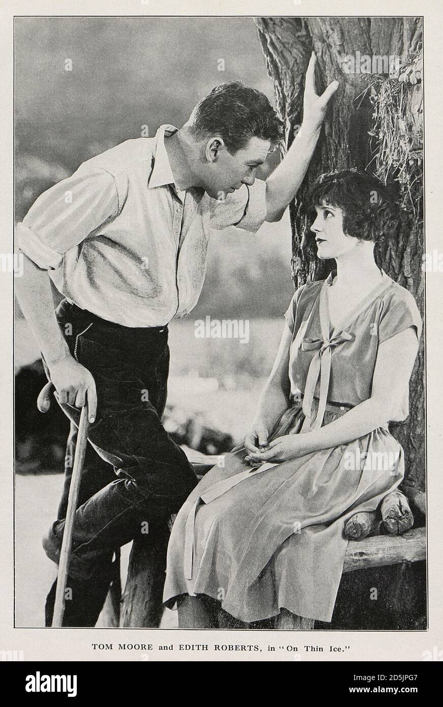 Tom Moore und Edith Roberts, in 'On Thin Ice'. 1925 Thomas J. 'Tom' Moore (1883 – 1955) war ein irisch-amerikanischer Schauspieler und Regisseur. Er erschien in le Stockfoto
