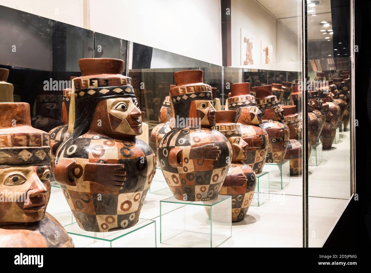 Große Flaschen, die Huari-Sammlungsgalerie, das Nationale Museum für Archäologie, Anthropologie und Geschichte Perus, Lima, Peru, Südamerika Stockfoto