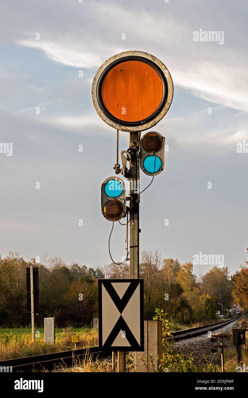 Orangefarbenes Schild und blaue gelbe Leuchten neben dem Titel Stockfoto